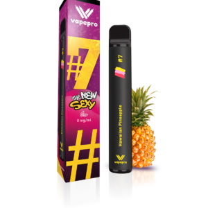 Φωτογραφία του ηλεκτρονικού τσιγάρου μιας χρήσης Vapepro στη γεύση #7 HAWAIIAN PINEAPPLE. Στη φωτογραφία φαίνεται η πολύχρωμη συσκευασία σε αποχρώσεις του μωβ, του φουξ και του κίτρινου. Πάνω πάνω στη συσκευασία υπάρχει το logo της Vapepro και από κάτω γράφει #7 και έχει την ένδειξη 0 mg/ml κάτω από ένα φύλλο καπνού. Δίπλα στη συσκευασία βλέπουμε την κομψή και λεπτή μαύρη συσκευή vapepro. Διπλα σε αυτα υπάρχει ένας ανανάς.