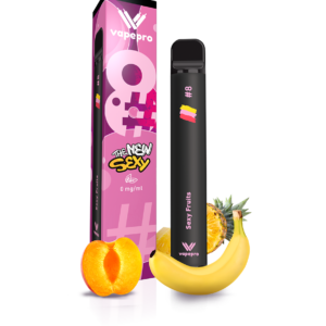 Φωτογραφία του ηλεκτρονικού τσιγάρου μιας χρήσης Vapepro στη γεύση #8 SEXY FRUITS. Στη φωτογραφία φαίνεται η πολύχρωμη ροζ-μωβ συσκευασία. Πάνω πάνω στη συσκευασία υπάρχει το logo της Vapepro και από κάτω γράφει #8 και έχει την ένδειξη 0 mg/ml κάτω από ένα φύλλο καπνού. Δίπλα στη συσκευασία βλέπουμε την κομψή και λεπτή μαύρη συσκευή vapepro. Διπλα σε αυτα υπάρχουν τρία λαχταριστά φρούτα, ένας ανανάς, μια μπανάνα και ένα ζουμερό ροδάκινο.