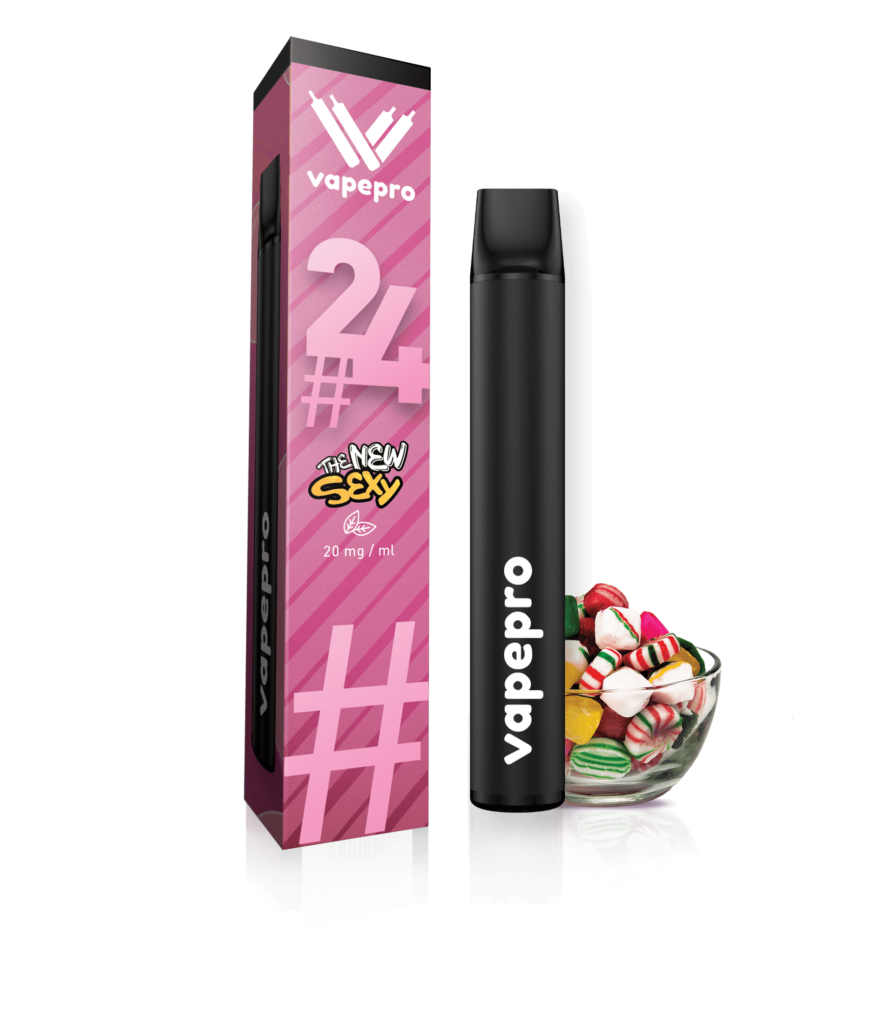 Φωτογραφία του ηλεκτρονικού τσιγάρου μιας χρήσης Vapepro στη γεύση #24 CANDY. Στη φωτογραφία φαίνεται η ροζ συσκευασία. Πάνω πάνω στη συσκευασία υπάρχει το logo της Vapepro και από κάτω γράφει #24 και έχει την ένδειξη 20 mg/ml κάτω από ένα φύλλο καπνού. Δίπλα στη συσκευασία βλέπουμε την κομψή και λεπτή μαύρη συσκευή vapepro. Διπλα σε αυτα υπάρχει γυάλινο μπωλ γεμάτο χρωματιστές λαχταριστές καραμέλες.